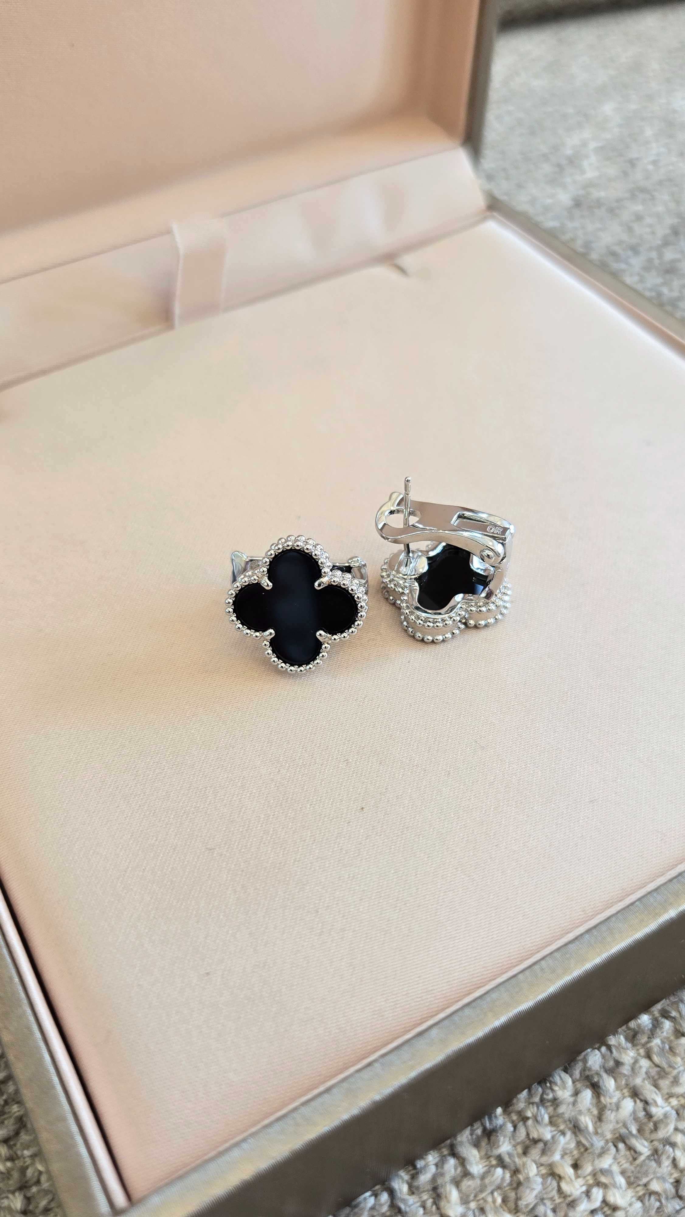 ต่างหู ดำ-เงิน 