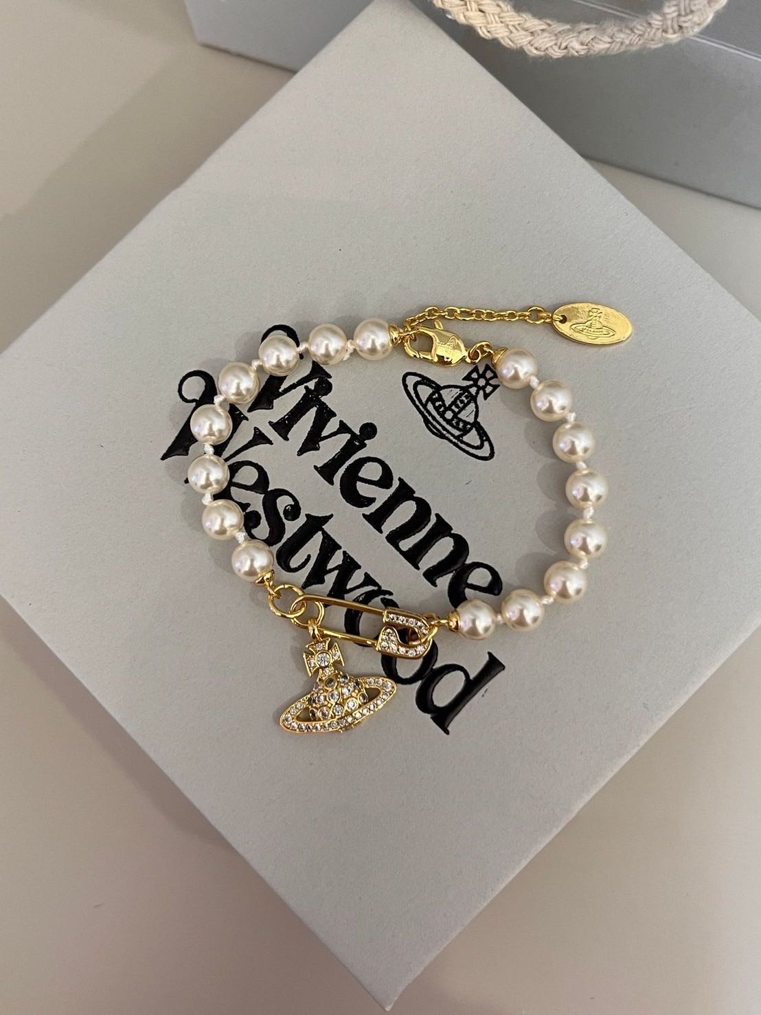 (B029/B030)ข้อมือ VV มุกเข็มกลัดสีเงินและสีทอง (งาน1:1)