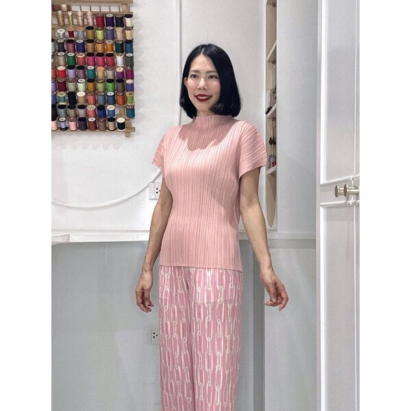 2MUAY รุ่น GJO1616 เสื้อพลีทคุณภาพ HIGH NECK SHORT SLEEVE PLEATED TOP สีเบจ FREE SIZE