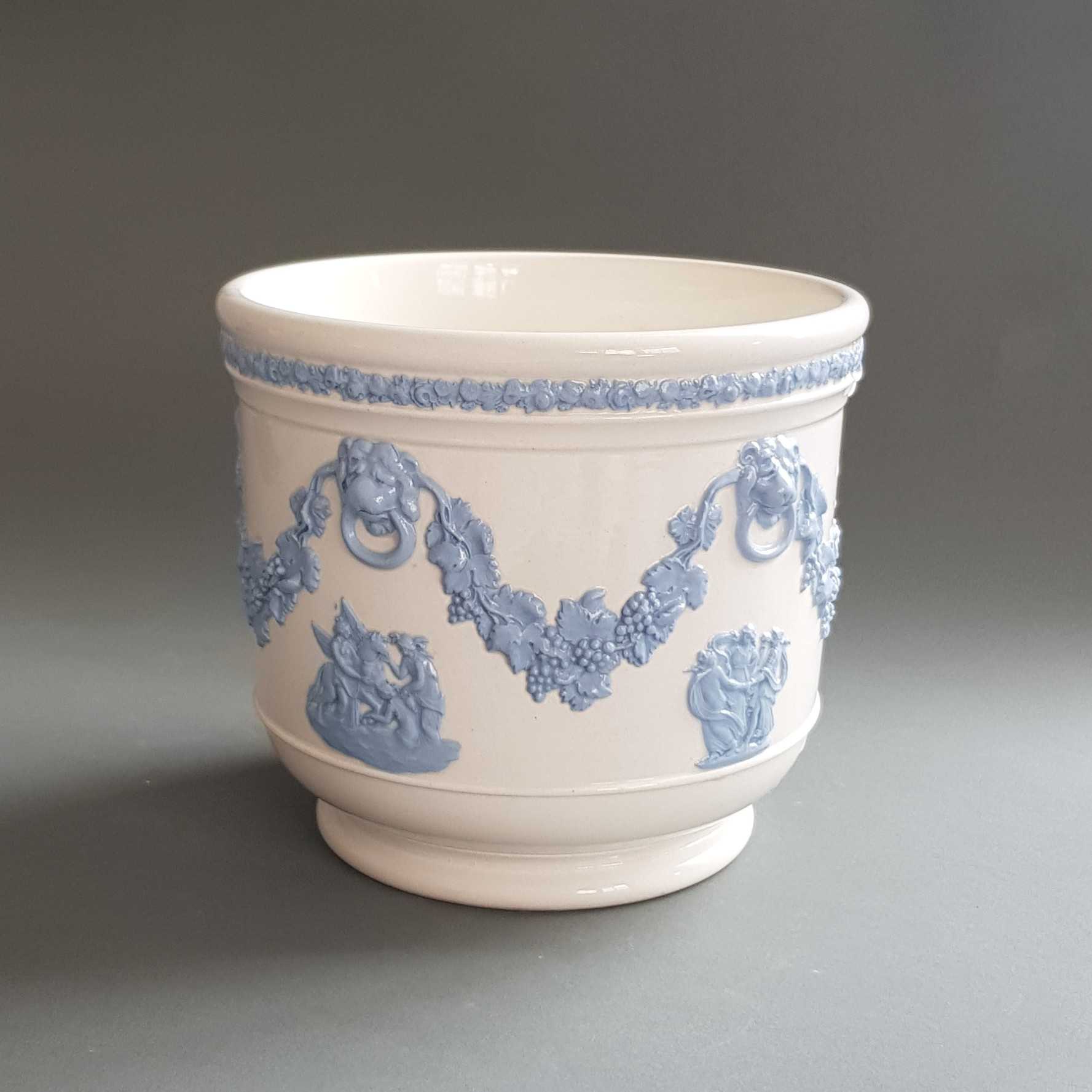 RARE กระถางต้นไม้วินเทจ Wedgwood Queen's ware Reverse Colors Blue on White Planter Pot Jardinière