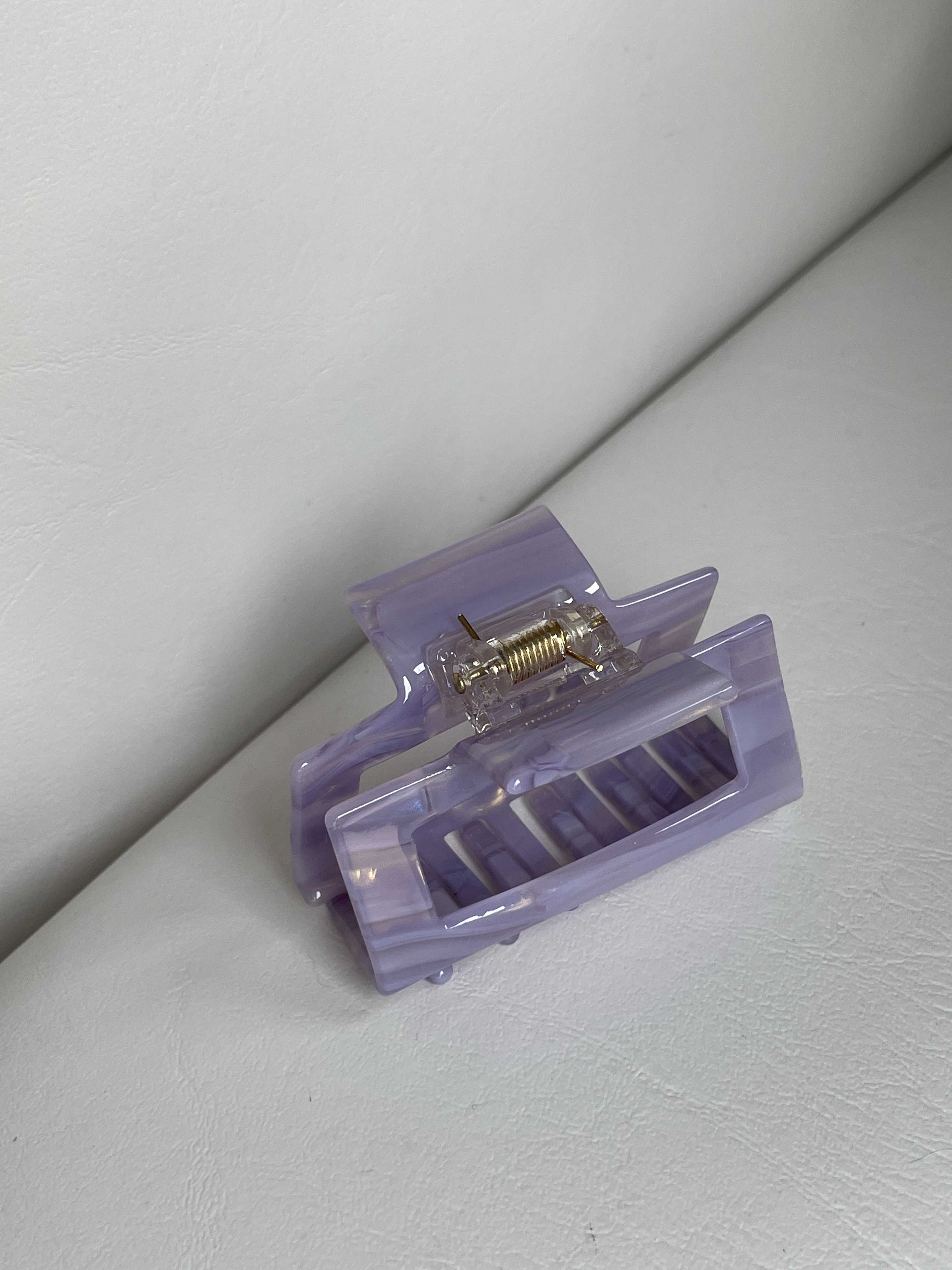 Mini Yelli hair claw clip in Lavender swirl