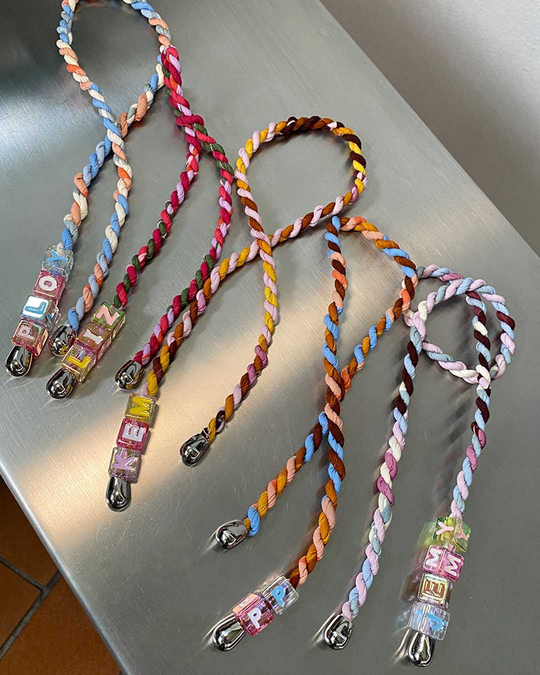 Handmade Twist Charm (รวมตัวอักษร Max 4 ตัว ถ้าเพิ่มตัวอักษร ให้กดเพิ่มตัวอักษรอีกlinkค่ะ)