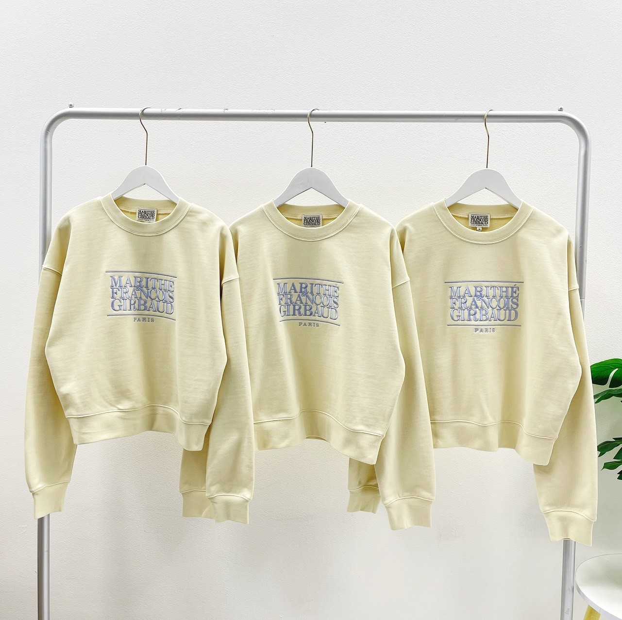 Marithe W classic Cropped Sweatshirt (Yellow/Blue)