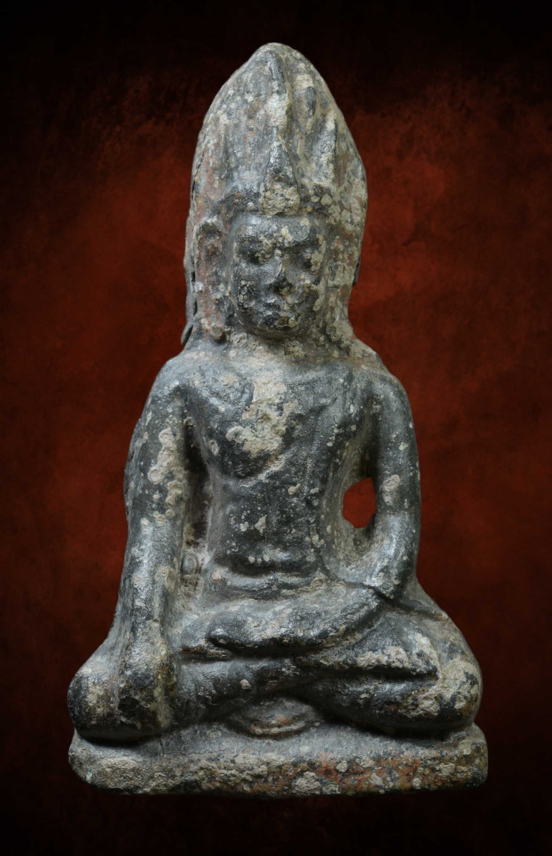 พระนั่งเทริดขนนก  เนื้อชินตะกั่วสนิมแดง องค์ใหญ่