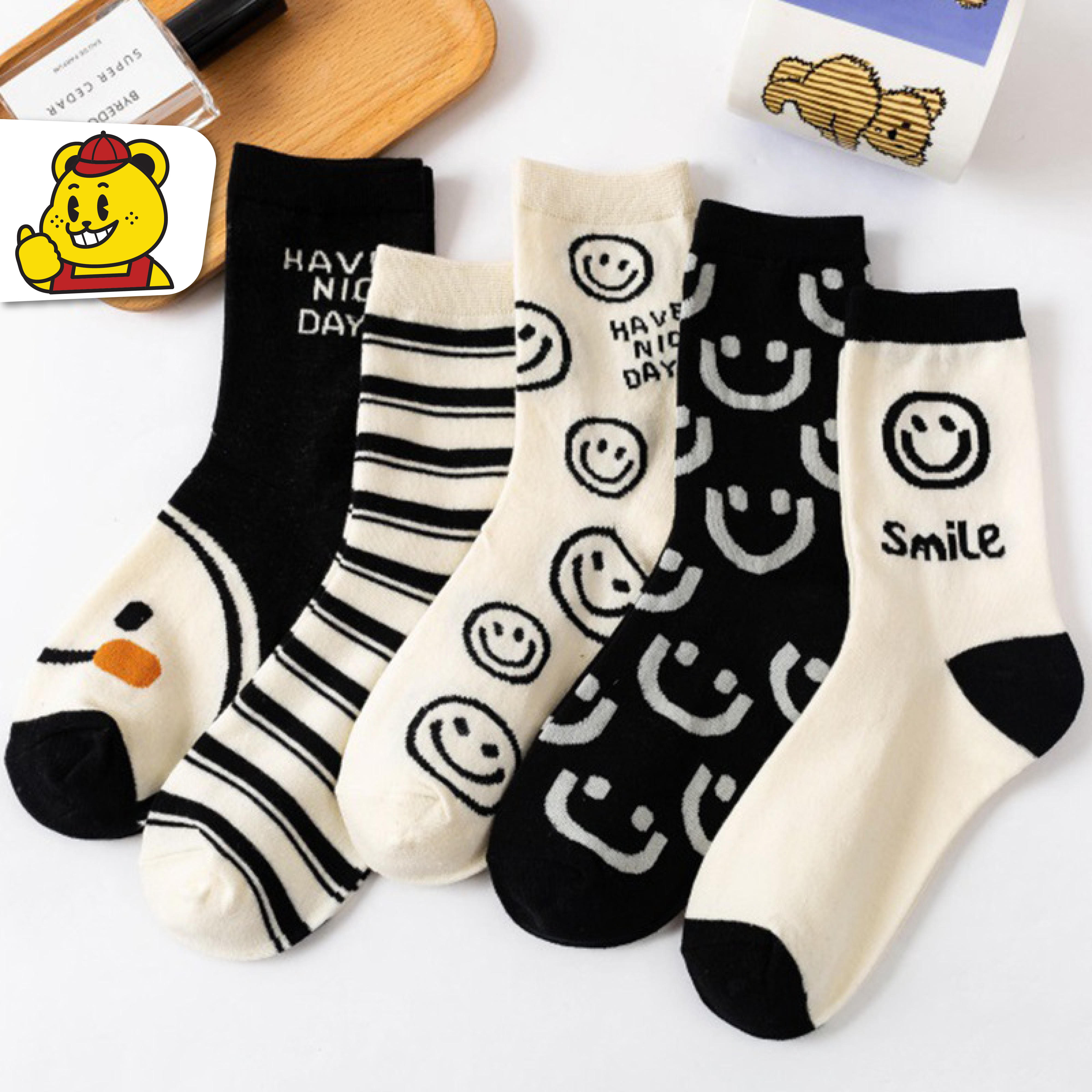 BIGGIANT Socks ถุงเท้ายาว ลายหน้ายิ้มสีดำและสีขาว (N-1448)