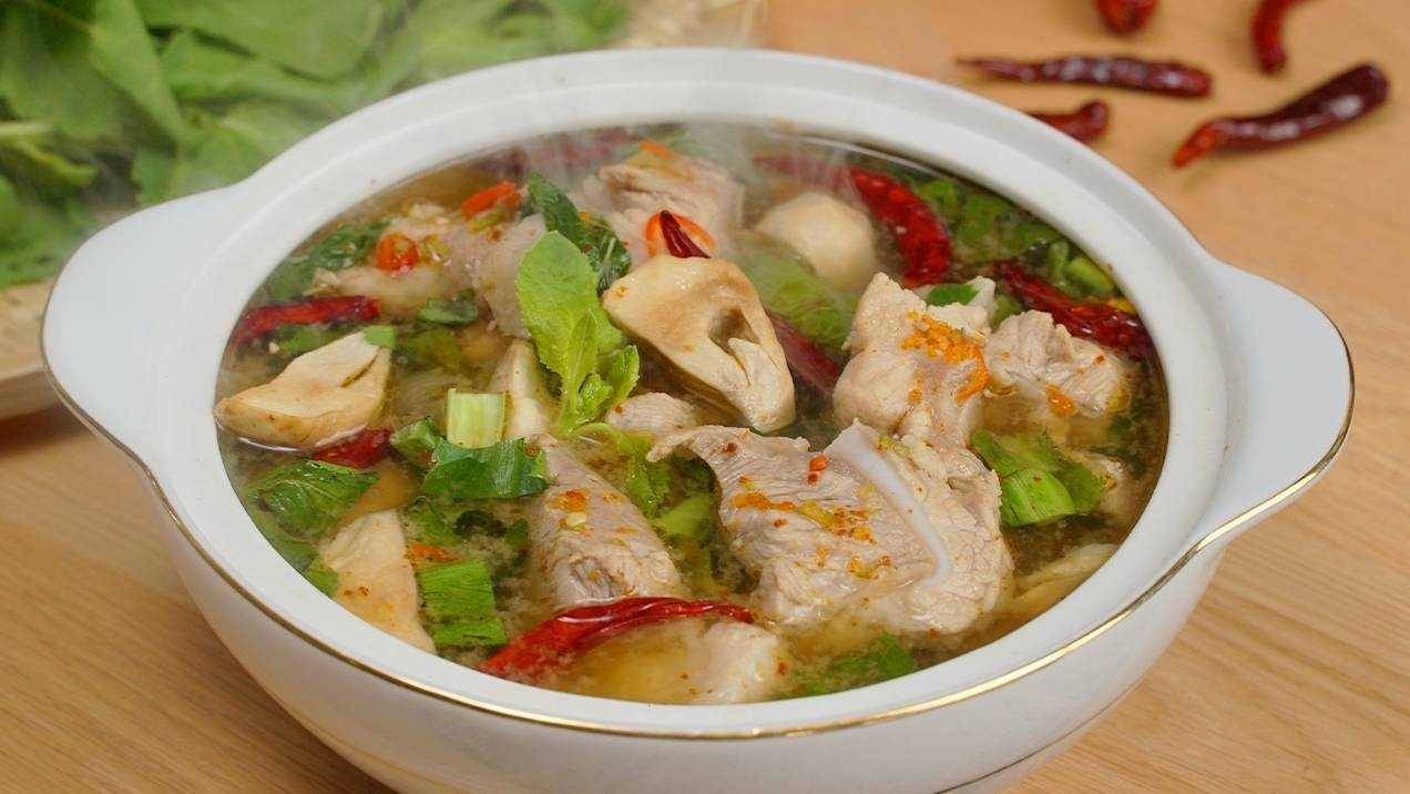 ต้มแซ่บซี่โครงหมู Spicy ribs soup with lime juice