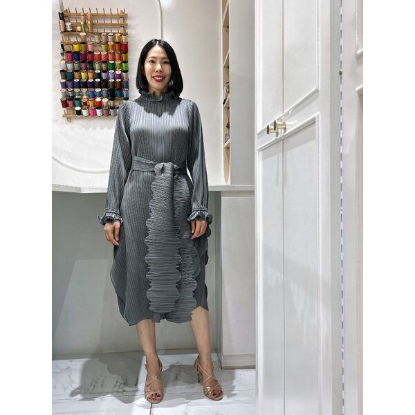 2MUAY รุ่น GA92105 เดรสอัดพลีท ELEGANT RAFFLE NECK PLEATED DRESS 6 สี FREE SIZE