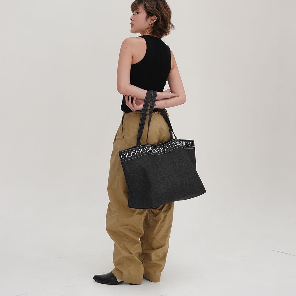 HOMELAND ♡ DENIM - กระเป๋าผ้ายีนส์ดำ สกรีนลายขอบปากกระเป๋า มีฐานรองทรง มีแม่เหล็ก (Large)