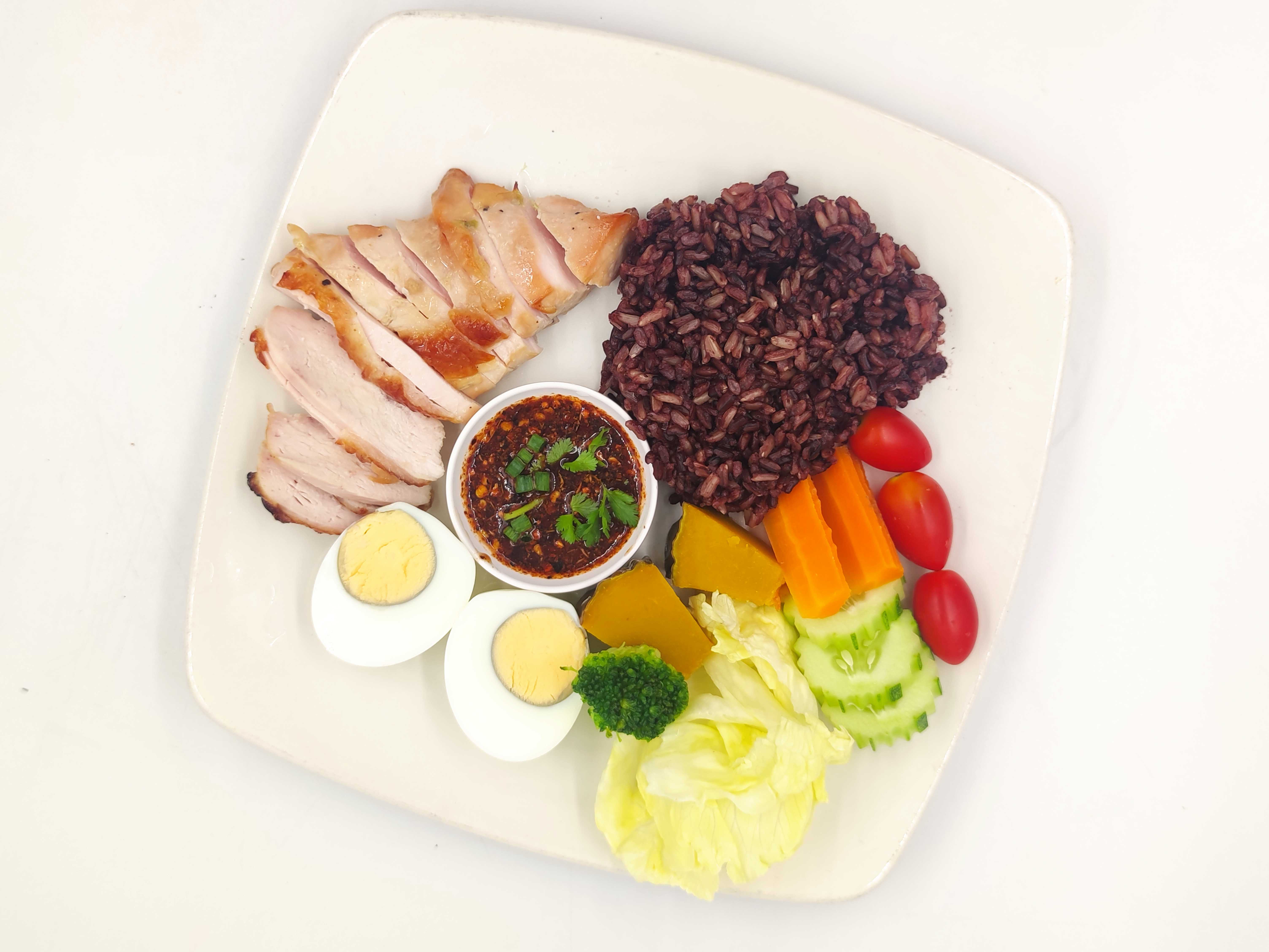 ข้าวไรซ์เบอรี่กับอกไก่ย่างกระเทียมน้ำจิ้มแจ่วไข่ต้ม(มีเฉพาะไก่)
