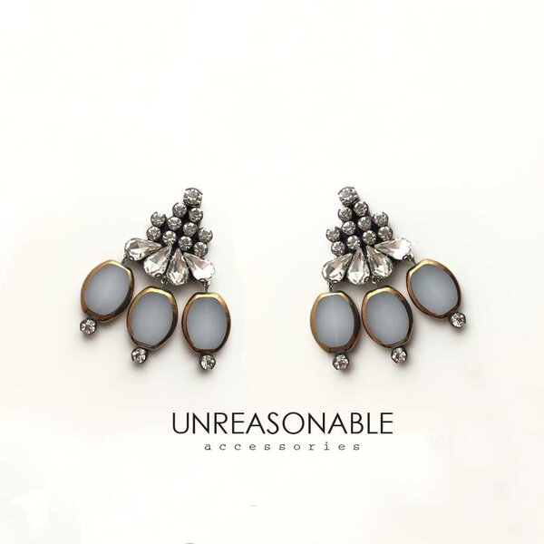 ต่างหูคริสตัลระย้า สีเทาควัน UA0591-02 Unreasonable Accessories
