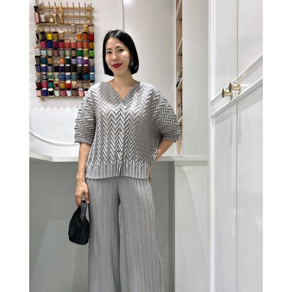 ปรับราคาลง20%!! 2MUAY รุ่น CX6393 เสื้ออัดพลีท ผ้าMatted V NECK ZIGZAG PLEATED TOP 3 สี FREE SIZE
