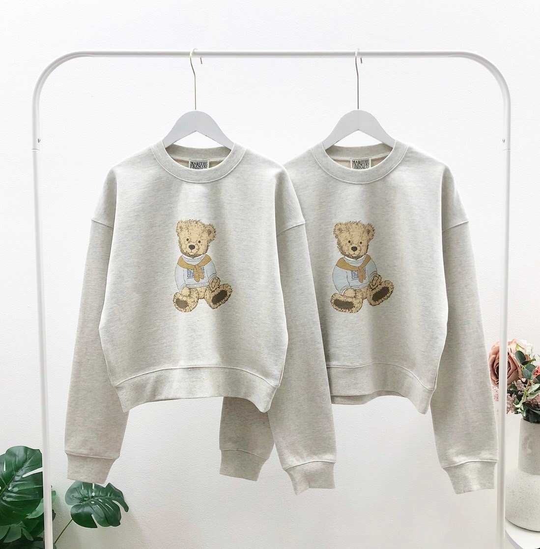 พร้อมส่ง Marithe Women Doodle Bear Crop Sweatshirt (Oatmeal)