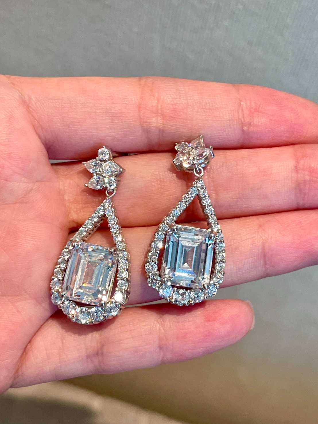 พร้อมส่ง ต่างหูemerald 2 carat ระย้าตามแบบ