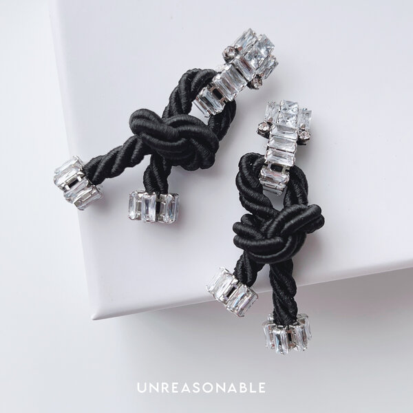 Knot earrings ต่างหูเชือก สีดำ ต่างหูคลิป ก้านเงินแท้ น้ำหนักเบา UA1003-01 Unreasonable Accessories