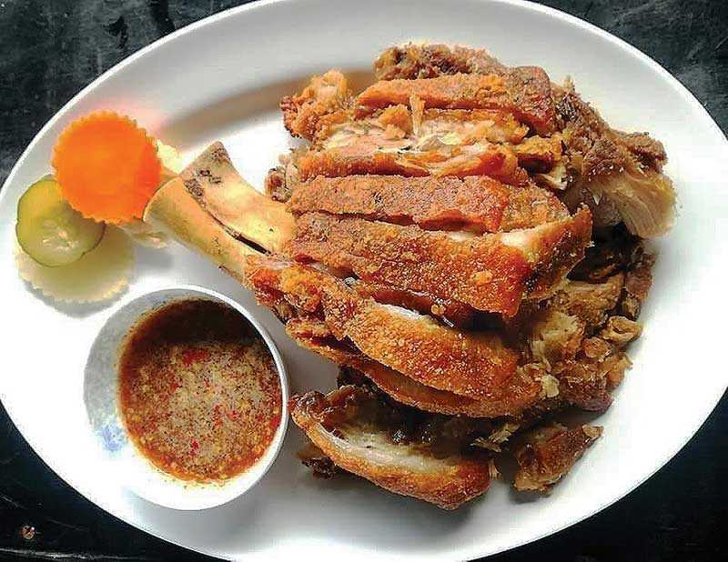 ขาหมูพะโล้ทอด Fried stewed pig knuckle