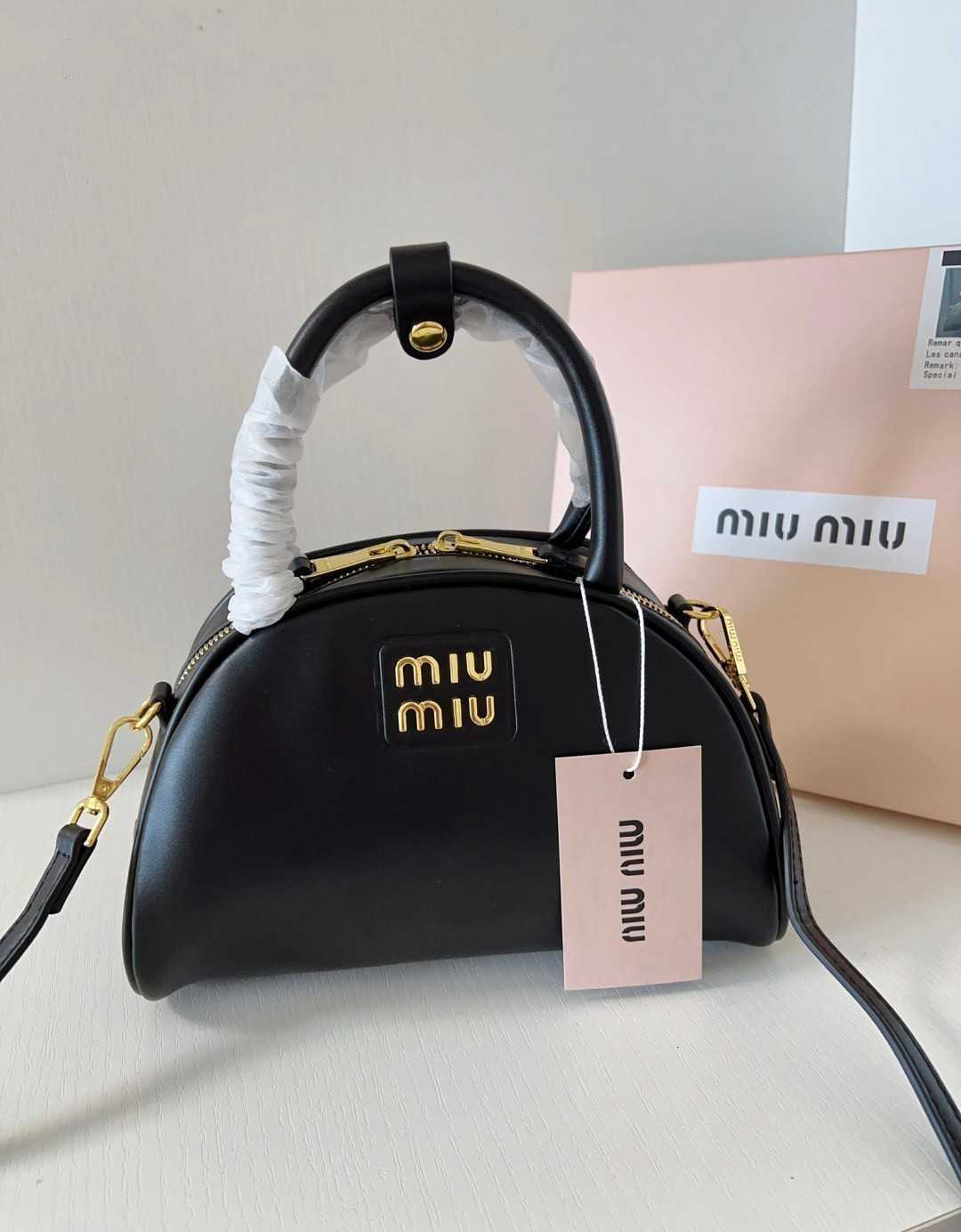 กระเป๋าทรงเก๋รูปทรงโค้ง สวย หนังแท้นิ่ม ลื่นเงา สีดำ MIU MIU HALF-MOON TOP HANDLE BAG