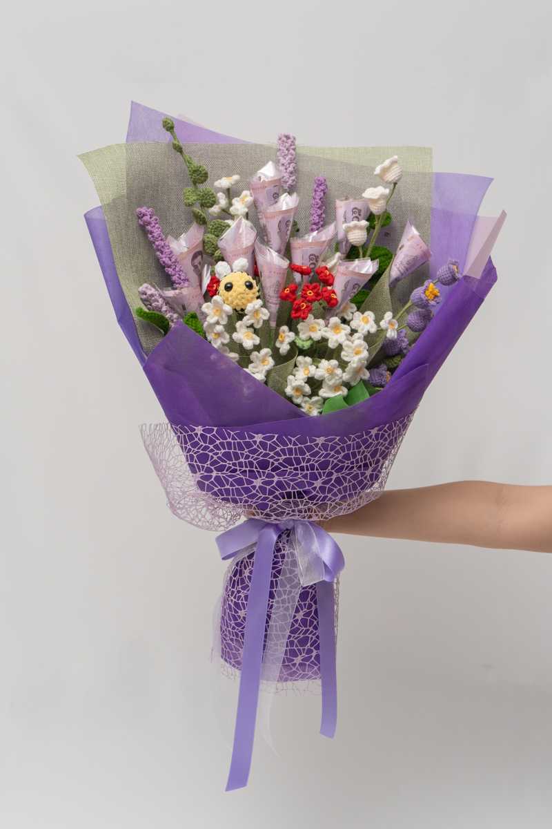 money-bouquet-5-000-baht-in-bank-notes-line-shopping