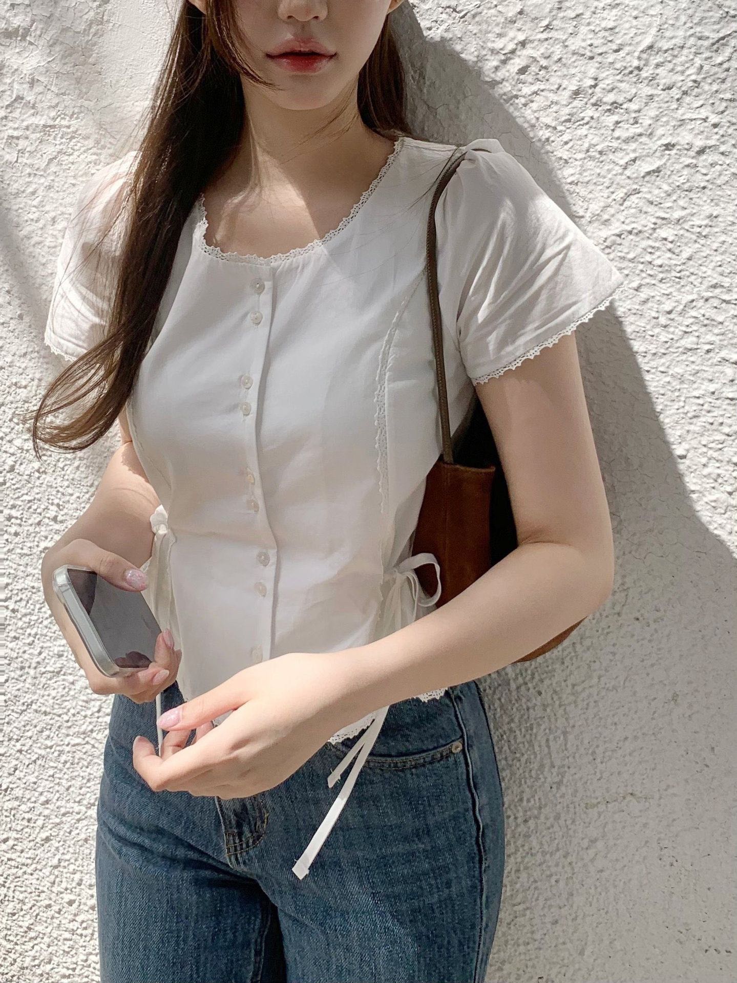 Lace Trim Drawstring Waist Fitted Blouse White (🇰🇷Pre-order 15-20 วัน)  เสื้อขาวแขนสั้น กระดุมหน้า