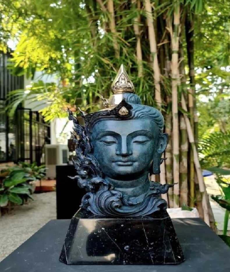 ผลงาน : ผู้ข้องอยู่ในพระโพธิญาณ  ขนาด : ความสูง 16 นิ้ว กว้าง 9 นิ้ว ลึก 6 นิ้ว