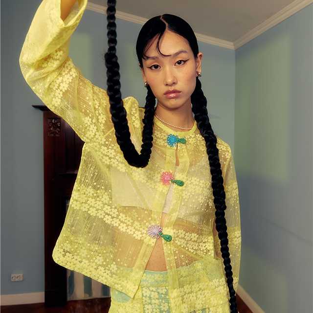 GINGER TEA เสื้อคลุมลูกไม้สีเหลือง กระดุมดอกไม้จีน