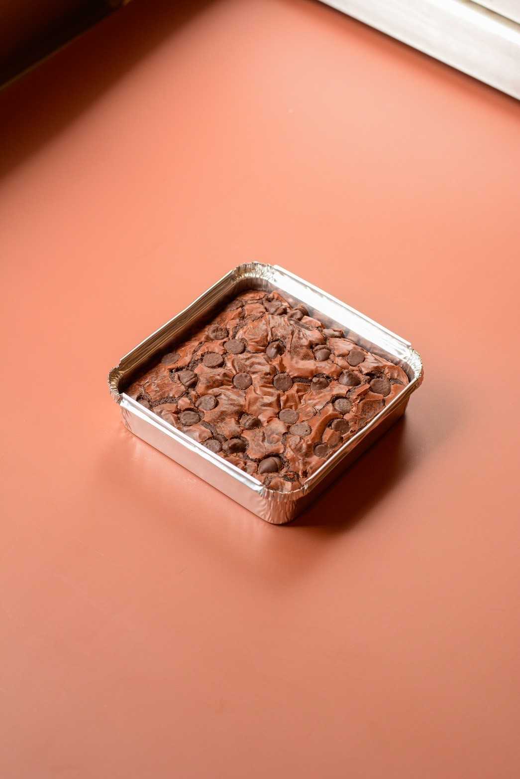 Dark Chocolate Brownie 10x10cm - Chocolate Chip 