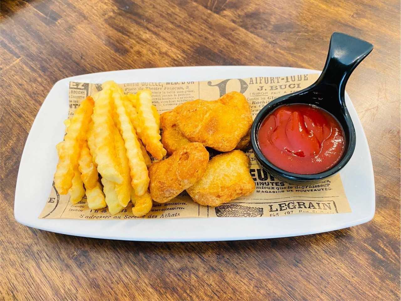 นักเก็ตไก่ 5 ชิ้น + เฟรนฟราย / Chicken Nugger 5 pcs + French Fried