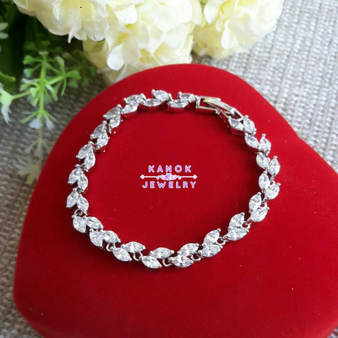 Kanok Jewelry /สร้อยข้อมือประดับเพชรสังเคราะห์ CZ  / จัดส่งฟรี EMS /B004