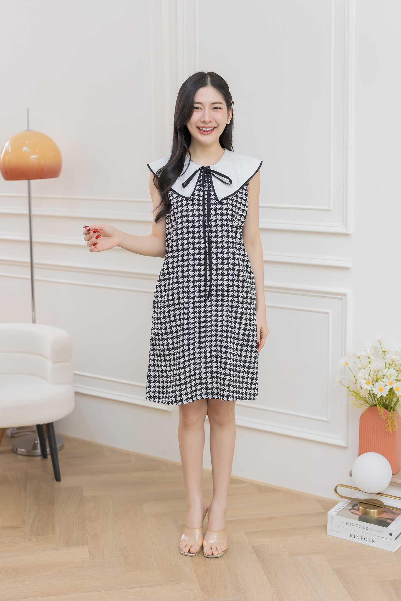 ชุดให้นม Black shinori wing collar dress