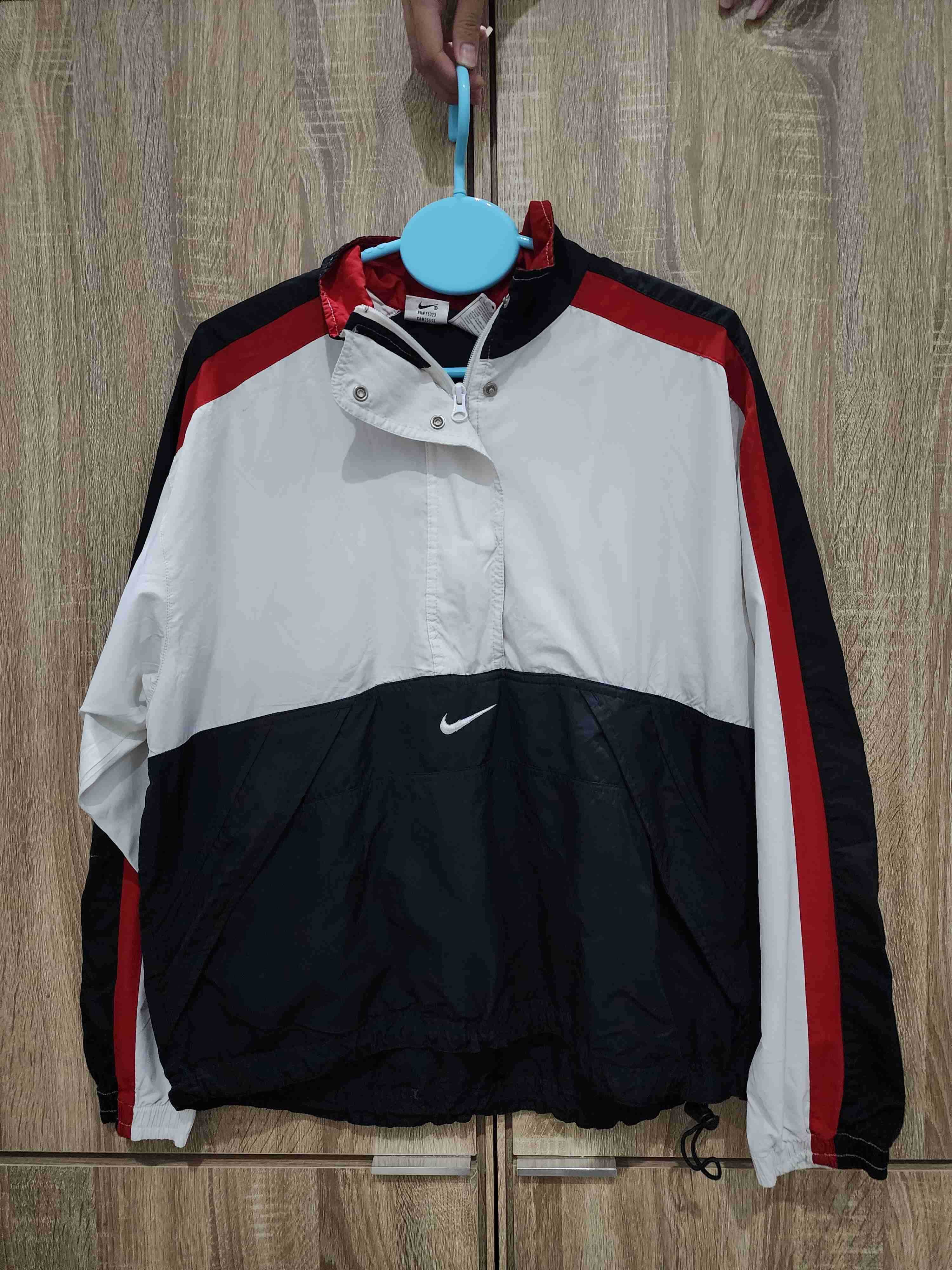 เสื้อ แขนยาว ยี่ห้อ NIKE  เก่าเก็บของใหม่ เดิมๆ สภาพดี ผ้าร่ม ใส่สบาย  M L ใส่ได้