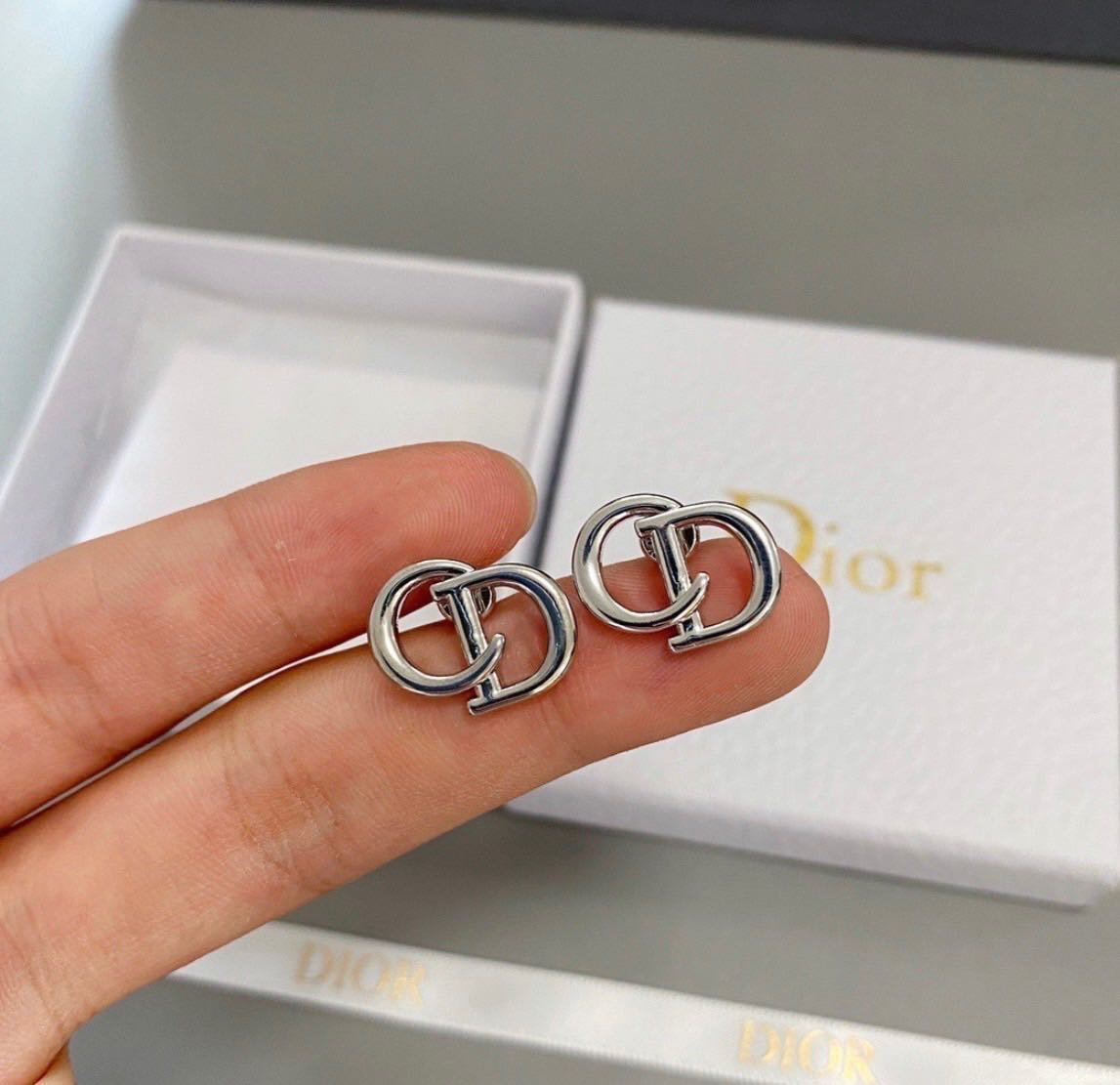 ต่างหู Dior แบบติดหูสีเงิน (ท็อป)