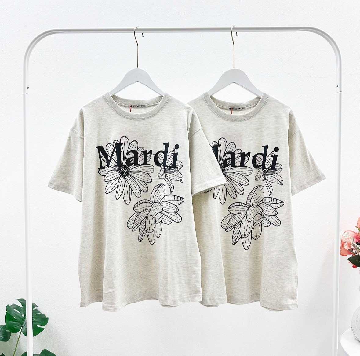 พร้อมส่ง  Mardi Tripple Flower T-Shirt( Oatmeal/Black )