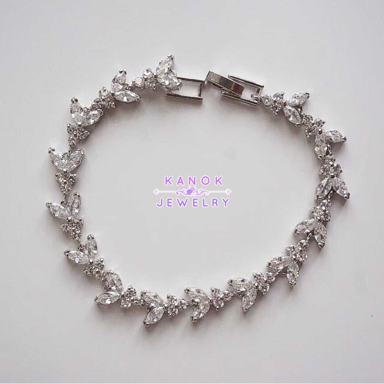 Kanok Jewelry /สร้อยข้อมือประดับเพชรสังเคราะห์ CZ  / จัดส่งฟรี EMS /B013