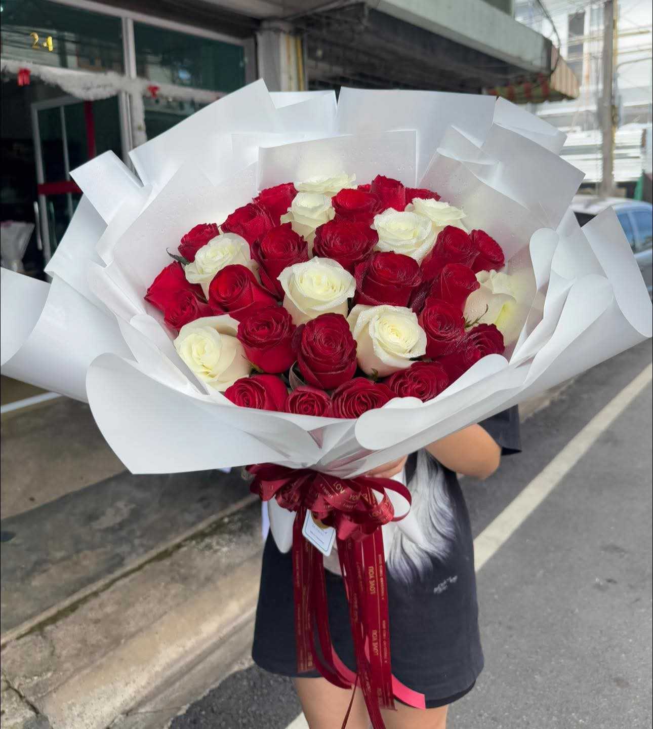 ช่อดอกไม้สดกุหลาบขาว แดง ช่อใหญ่ เขียนการ์ดฟรี