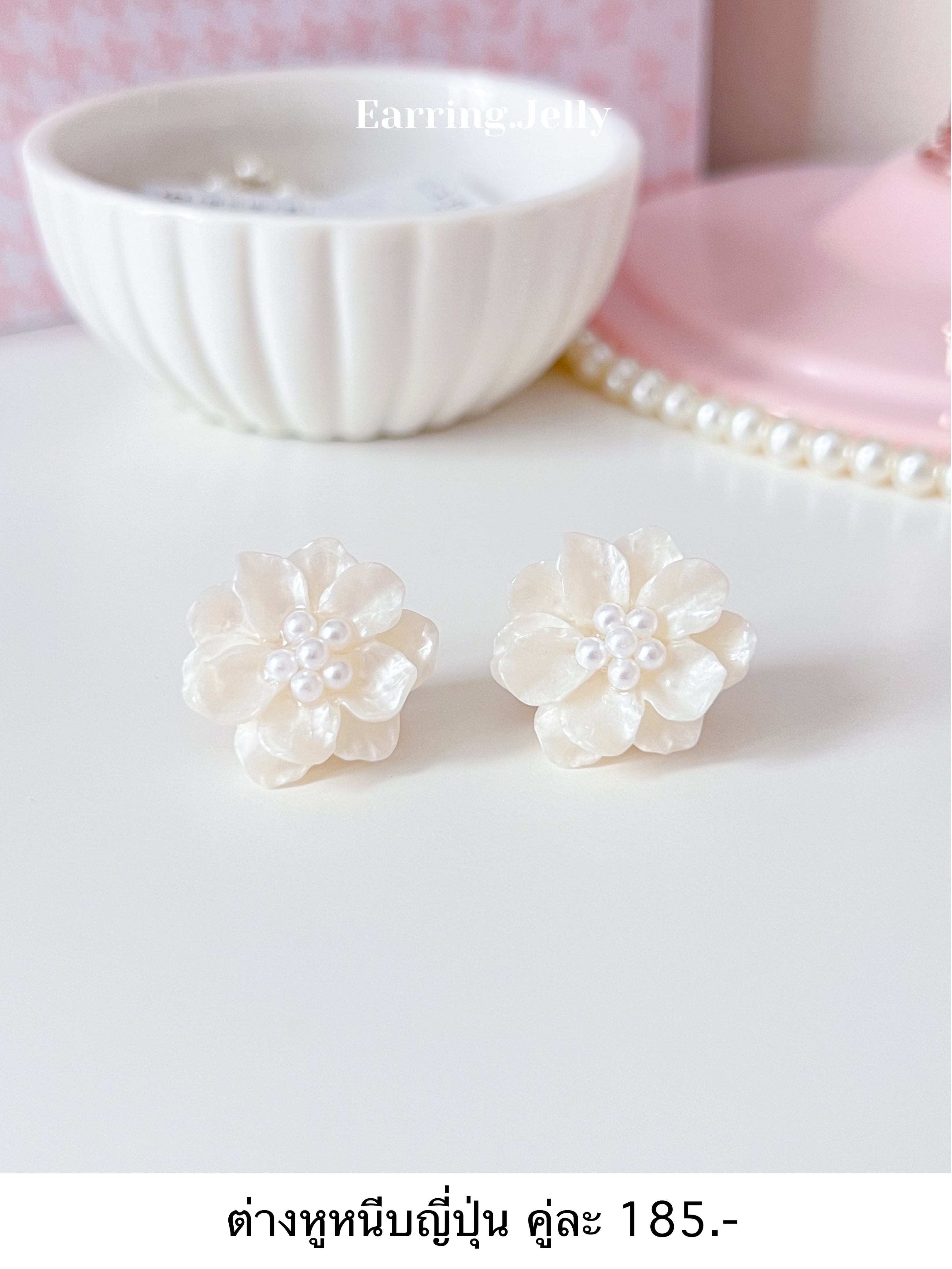 JP450 ดอกไม้ขาวเกสรมุก แป้นสกรูญี่ปุ่น 