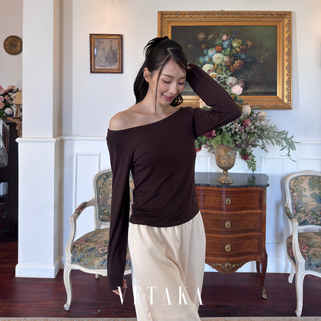 VETAKA Long-sleeve boat neck with embroidered logo (เสื้อแขนยาวคอปาด ปักโลโก้)