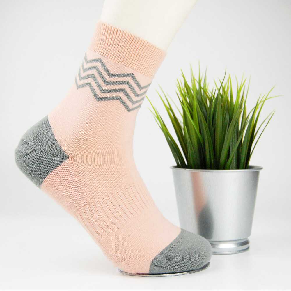 Emoo COMFY SOCKS ถุงเท้าข้อยาว ไร้ตะเข็บ ลาย Chevron Stripe