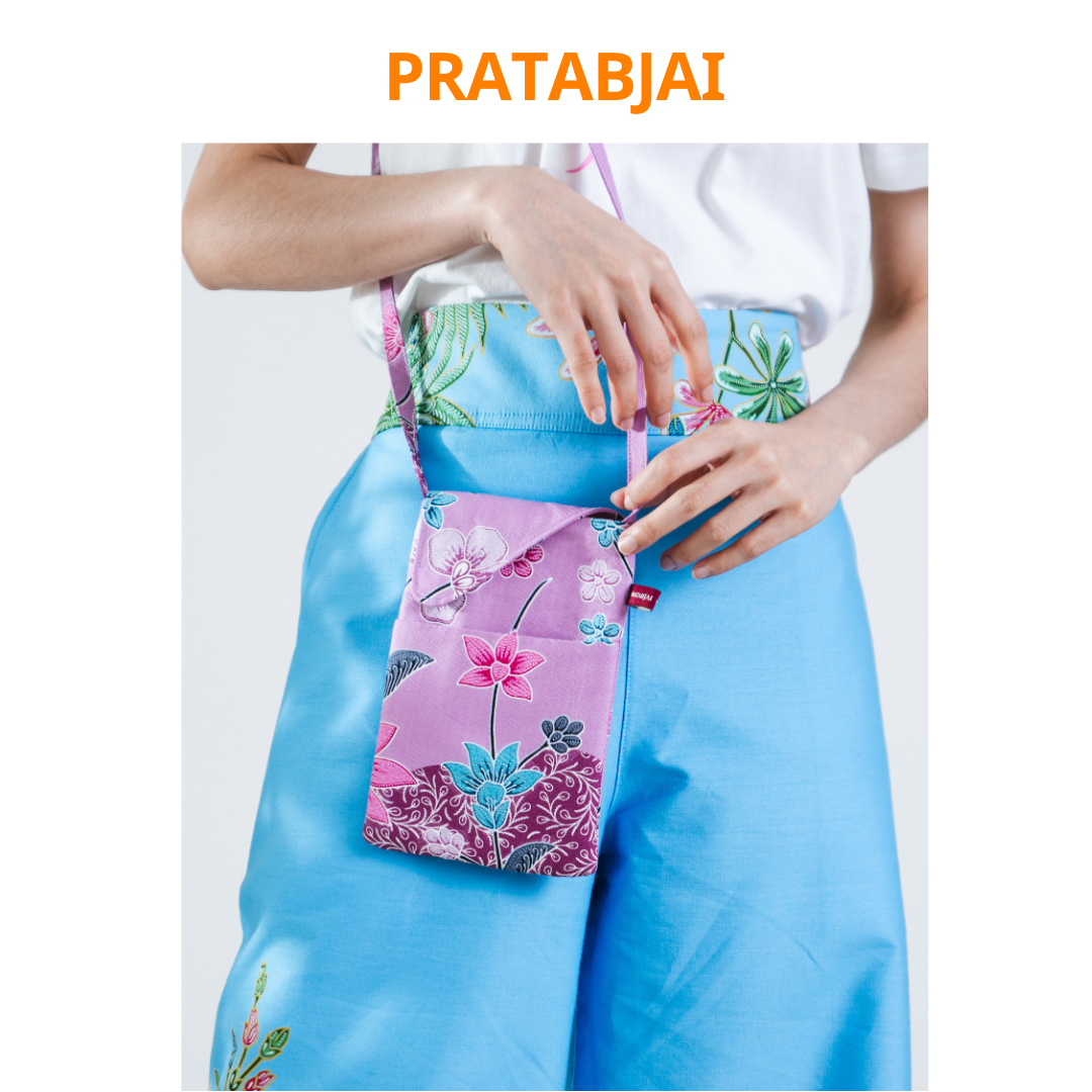 กระเป๋าสตางค์ กระเป๋าใส่โทรศัพท์ แบบสายคล้องคอ ประทับใจปาเต๊ะ [แบรนด์ไทย] ผ้าไทย ลายปาเต๊ะ (P-02-F)