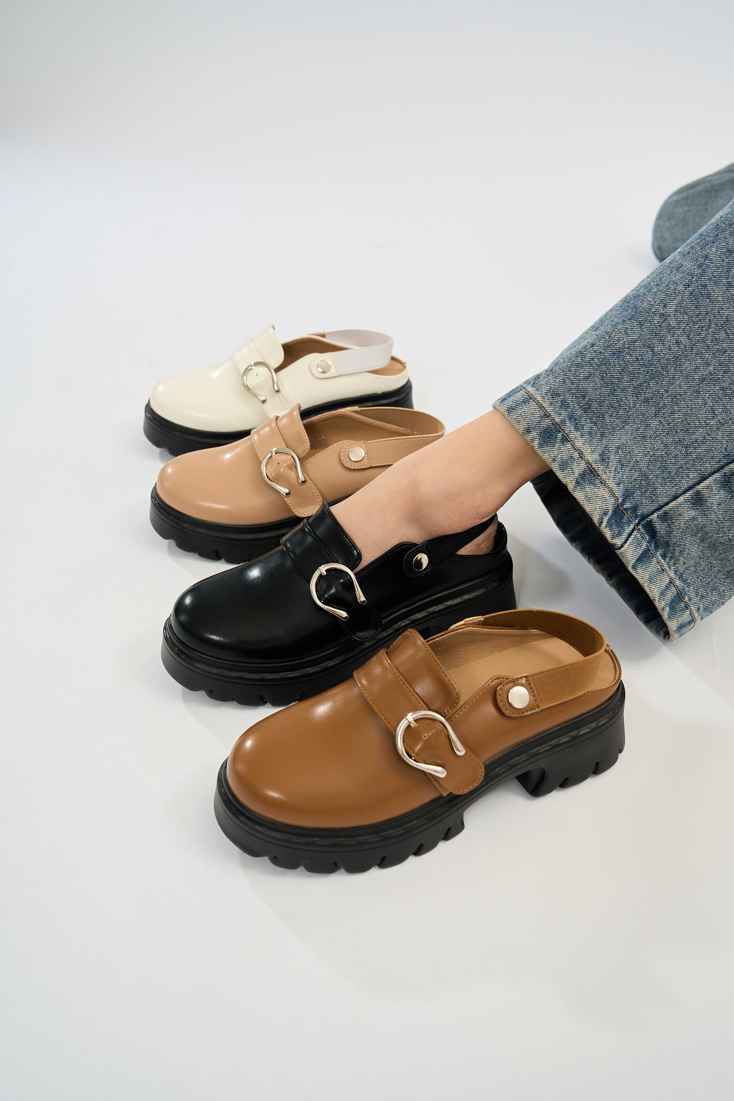 Mellowco รองเท้าโลฟเฟอร์ Loafer เปิดส้นหนังแมท สูง 2 นิ้ว รุ่น Call Me Iris M12-4529