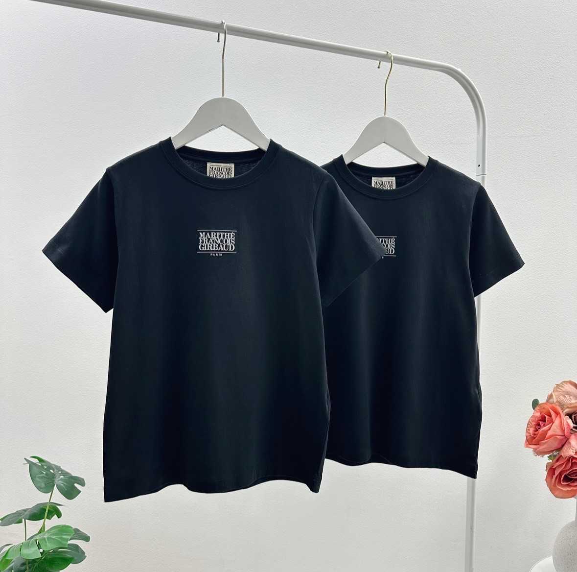 พร้อมส่ง Marithe W Small Classic Logo Tee (Black)