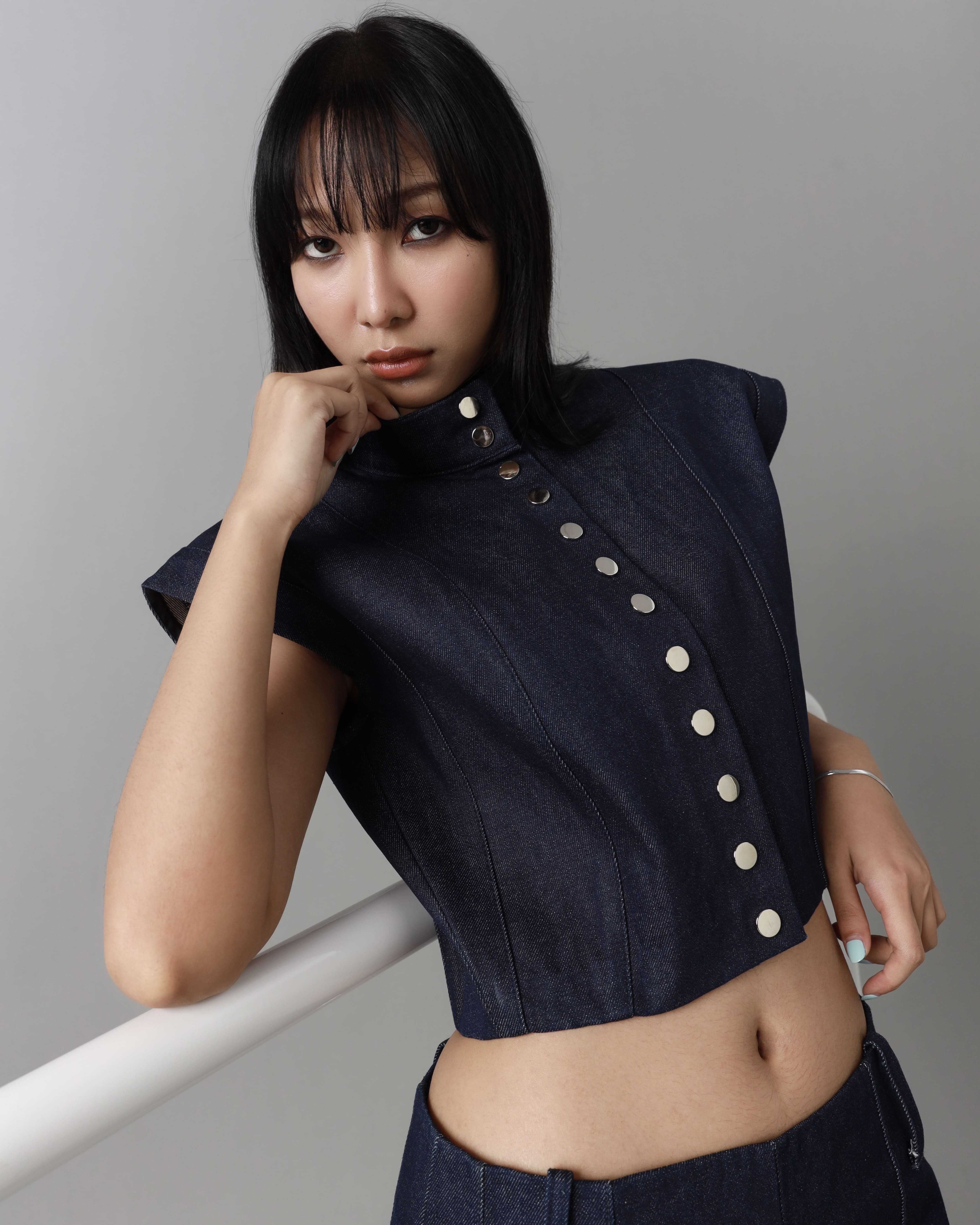 High neck sleeveless button top เสื้อแขนกุดยีนส์