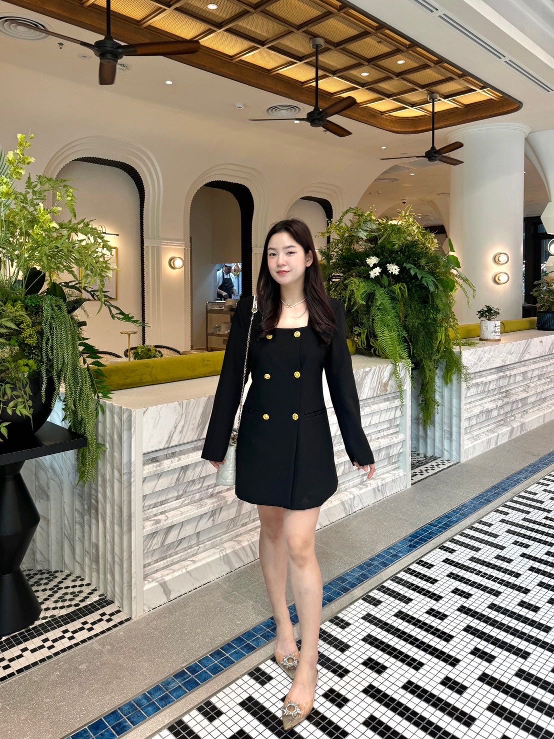 M212 - Lady in Black