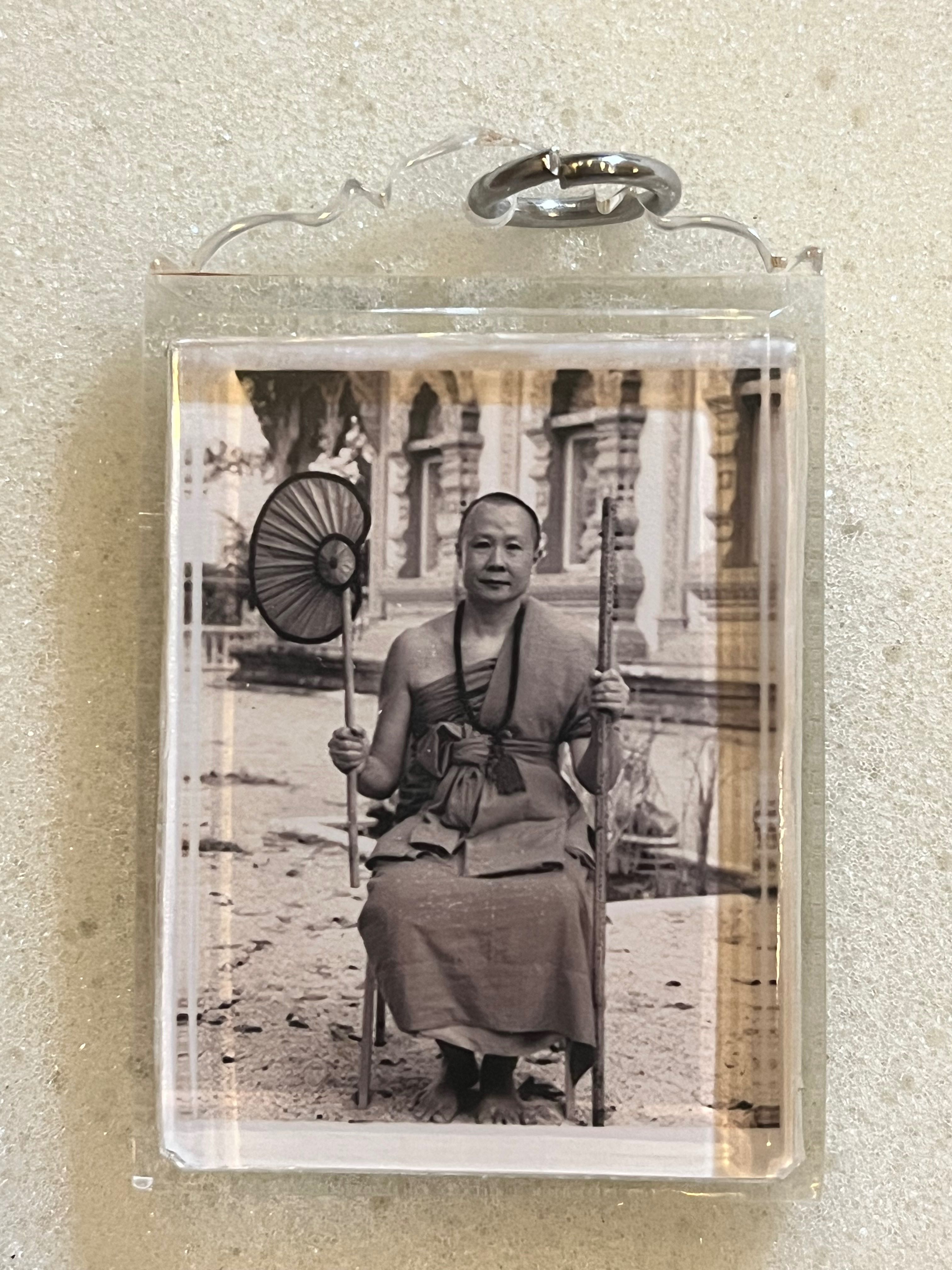 รูปถ่ายครูบากฤษดา สุเมโธ เลี่ยมเลนส์ พร้อมออฟชั่น