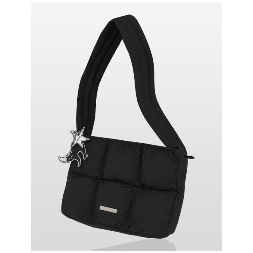 (พร้อมส่ง) Fallett nero badge padded bag black
