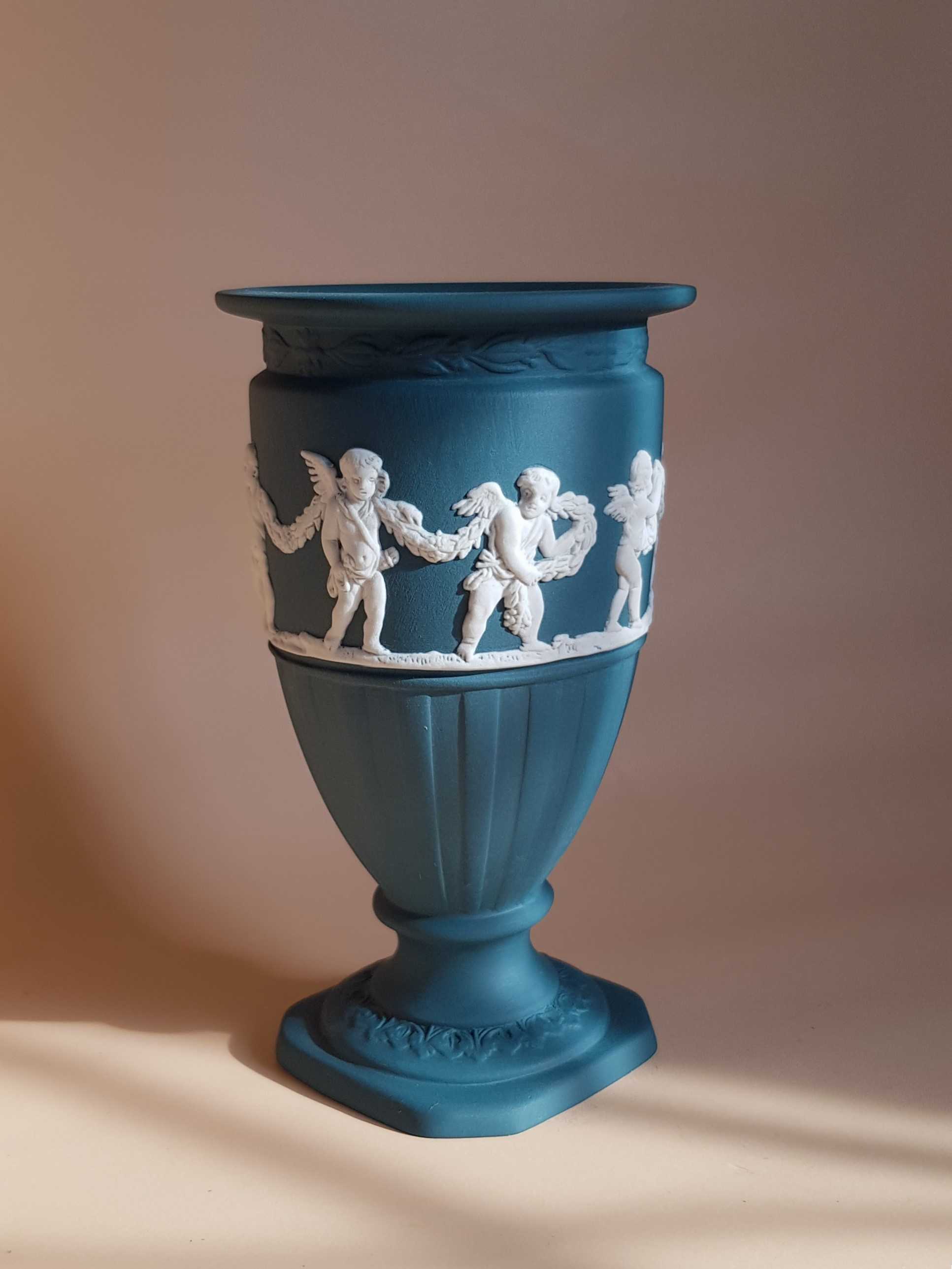 SUPER RARE I Wedgwood Spruce Green Jasperware Cherub Small Vase แจกันคิวปิดสีเขียวเข้ม
