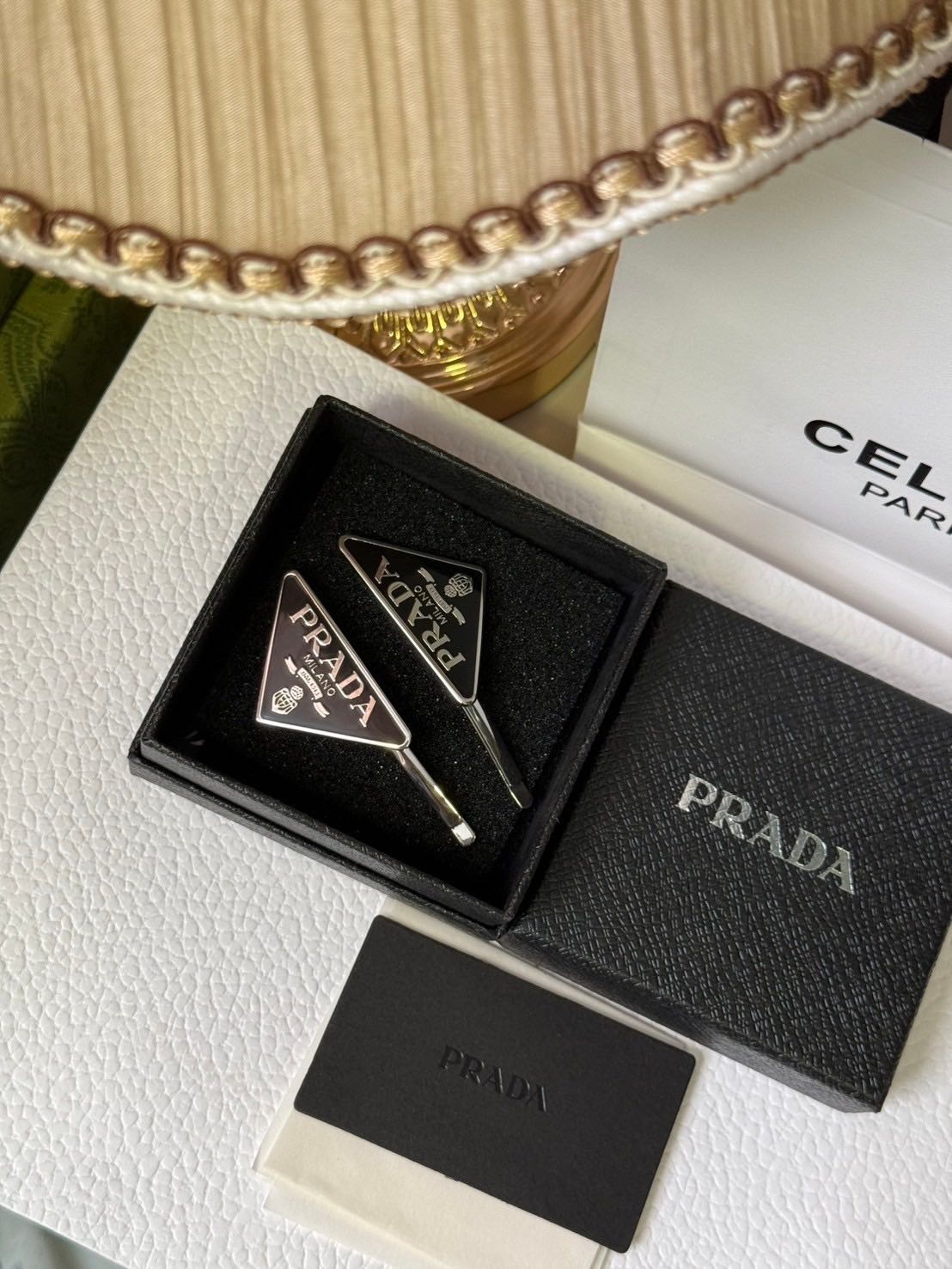 (K034)กิ๊บ Prada สีดำ ราคาต่อคู่+อปก (งาน1:1)