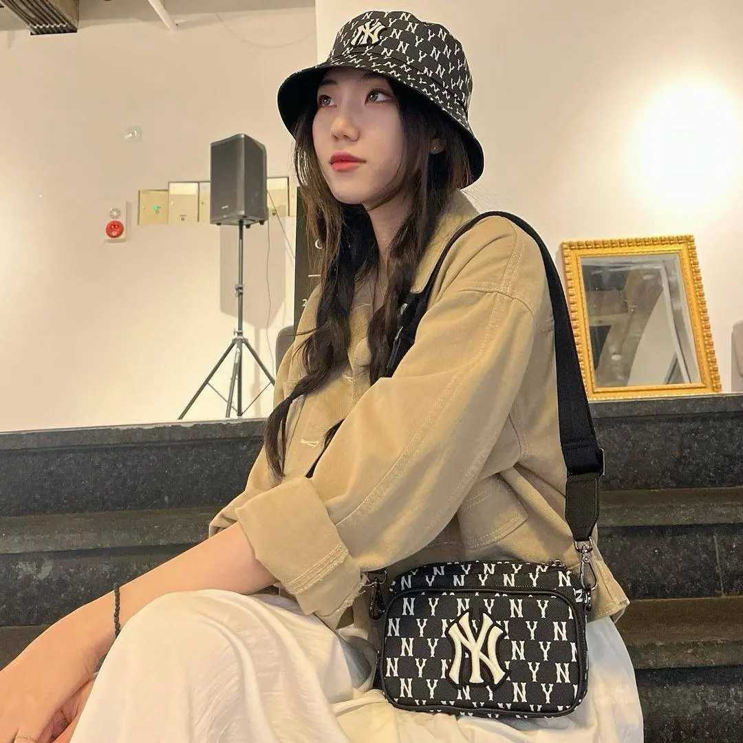 MLB Monogram mini Cross Bag -NY กระเป๋าสะพายข้าง ลายโมโนแกรม สีดำ/สีขาว