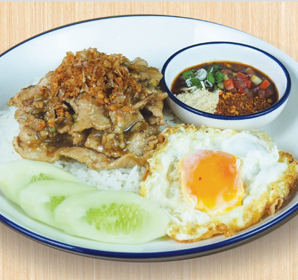 ข้าวไก่กระเทียมไข่ดาวกับแจ่วมะเขือเทศ