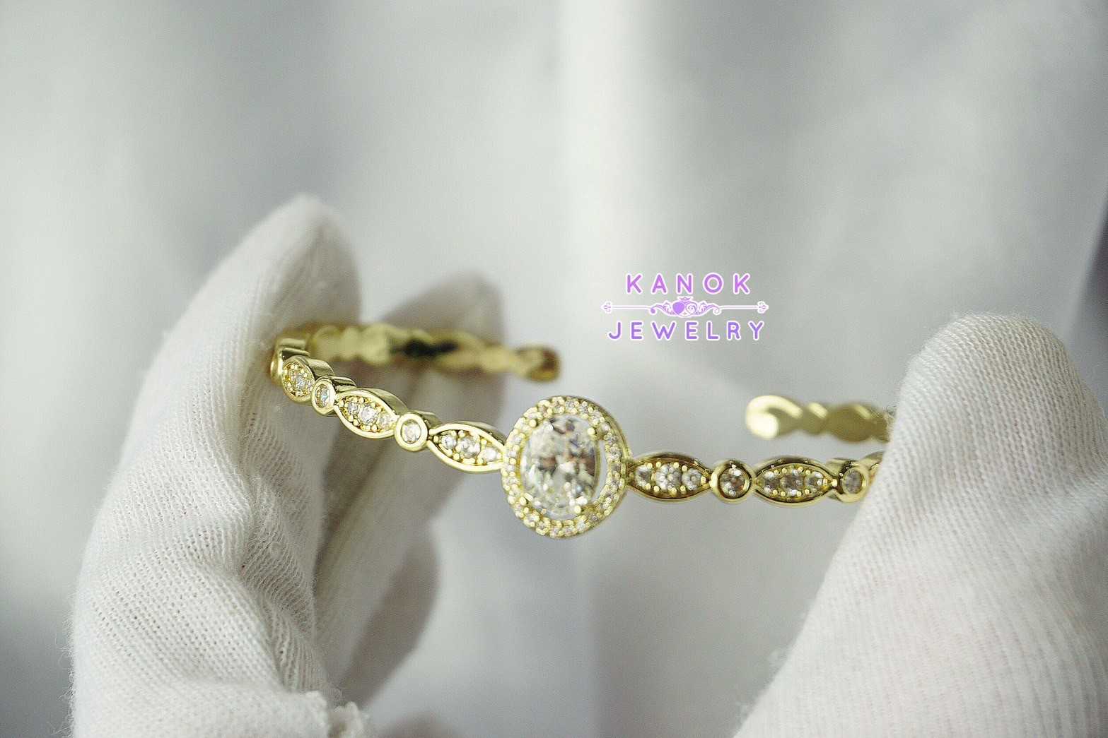 Kanok Jewelry /สร้อยข้อมือประดับเพชรสังเคราะห์ CZ  / จัดส่งฟรี EMS /B031G