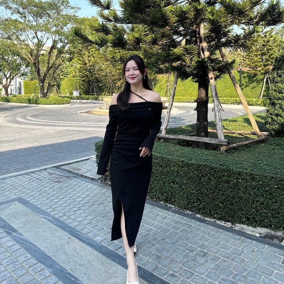 M209 : All black dress