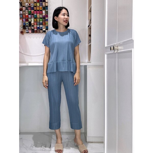 2MUAY รุ่น GJO1123/ GJO6896 เซ็ตพลีท ROUND NECK SHORT SLEEVE TOP WITH SLIM FIT PANTS PLEATED SET ...